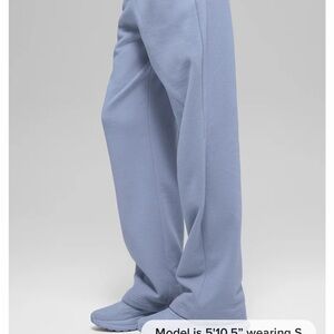 ALO Yoga Women’s Accolade Straight Leg Sweatpants - Winter Frost